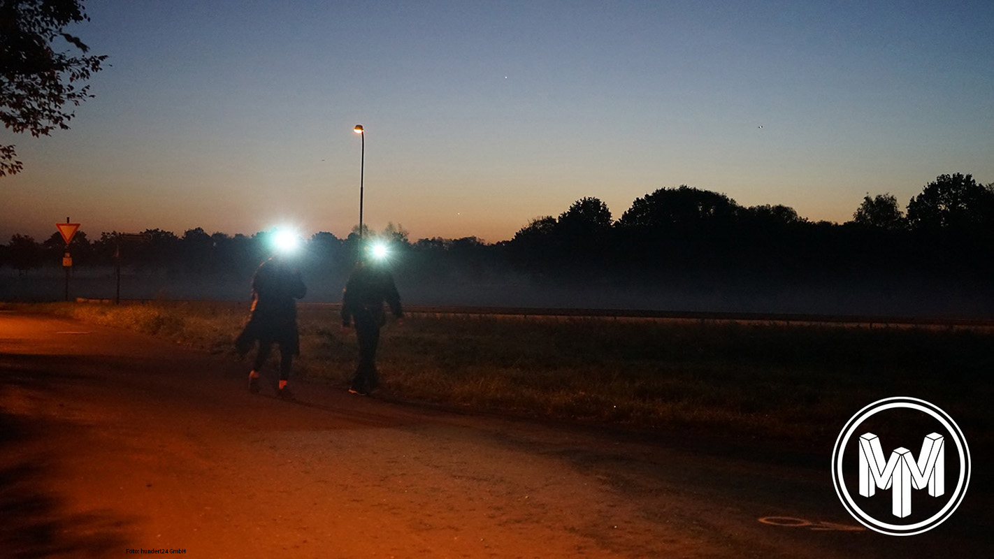 MIT STIRNLAMPE Wanderer bei Nacht beim Megamarsch Frankfurt